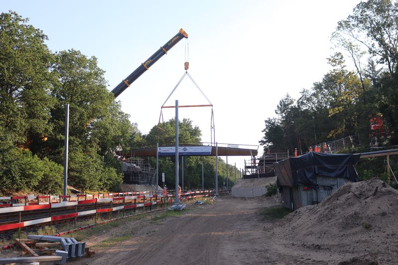 Plaatsing brug over de Maaslijn bij Molenhoek.